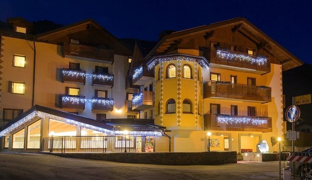 Gaia Residence Hotel Mezzana  Luaran gambar